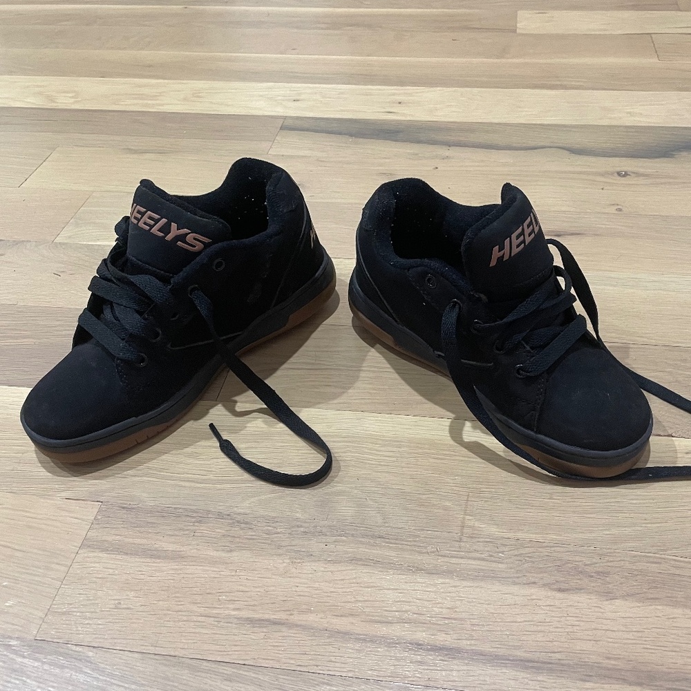 Boys black heelys youth size 3
